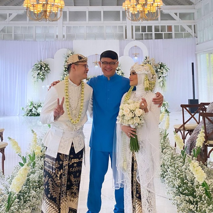 <p>Foto-foto pernikahan Nadya dan Iqbal dibagikan oleh Satrio Dewandoro yang merupakan suami penyanyi dangdut Iis Dahlia. Keluarga Iis Dahlia memang dikenal dekat dengan Nadya. (Foto: Instagram @satriodewandoro)</p>