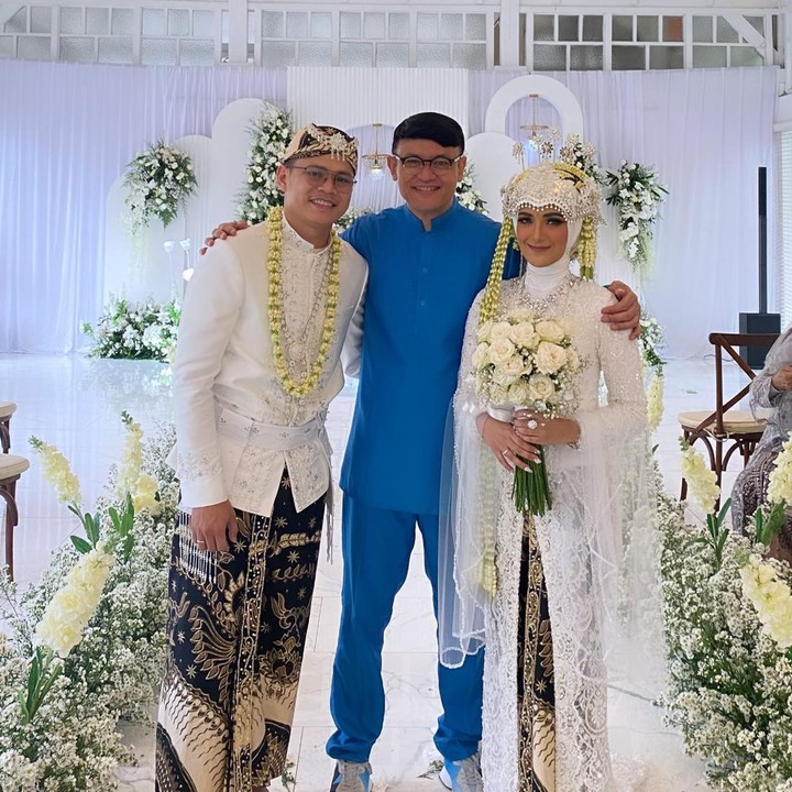 <p>Nadya Mustika Rahayu resmi menikah dengan pria pujaannya, Iqbal Rosadi, pada hari ini, Jumat (24/1/23). Pernikahan ini dilangsungkan secara tertutup, Bunda. (Foto: Instagram @satriodewandoro)</p>