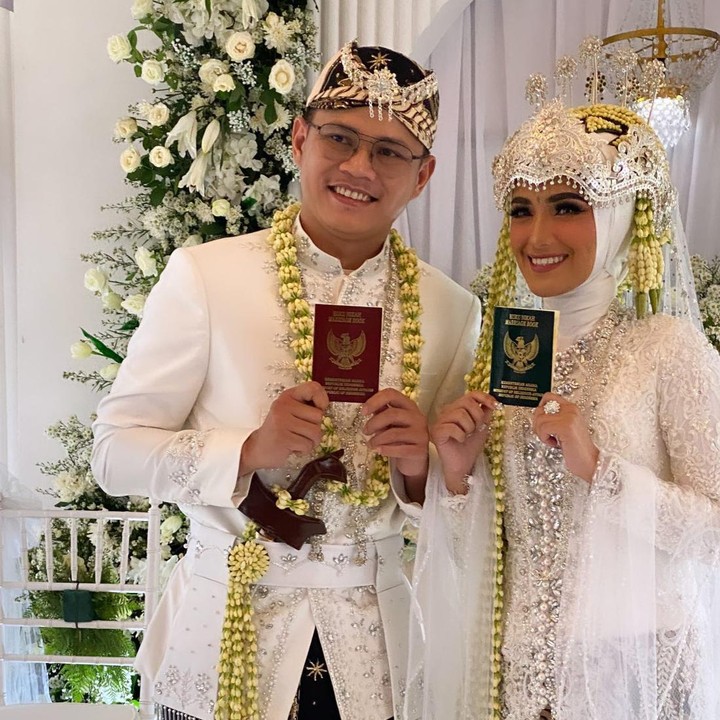<p>Setelah resmi menjadi suami istri, Nadya dan Iqbal memamerkan buku nikah. Tampak rona bahagia terlihat di wajah keduanya, Bunda. (Foto: Instagram @satriodewandoro)</p>