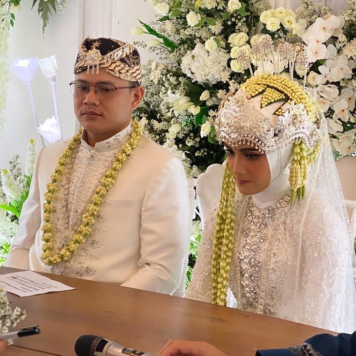 <p>Hubungan asmara Nadya dan Iqbal memang sudah berhembus kencang beberapa bulan terakhir. Keduanya dekat setelah terlihat hadir di pernikahan Larissa Chou dengan Ikram Rosadi pada 3 September lalu. Sebelum menikah dengan Iqbal, Nadya pernah menikah dengan Rizki DA dan dikaruniai seorang anak laki-laki. (Foto: Instagram @satriodewandoro)</p>