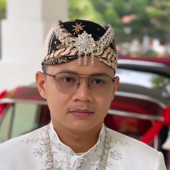 <p>Senada dengan Nadya, Iqbal juga mengenakan setelan pakaian berwarna putih dari adat Sunda. Adik ipar Larissa Chou ini juga hiasan kepala khas baju pengantin pria dari Sunda. (Foto: Instagram @satriodewandoro)</p>