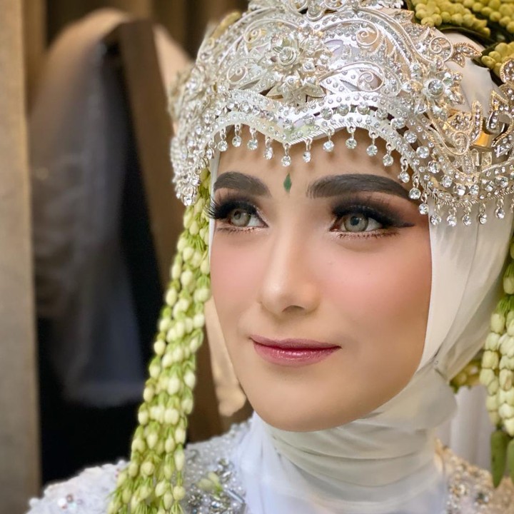 <p>Nadya Mustika tampil cantik mengenakan gaun pengantin berwarna putih dari adat Sunda, Jawa Barat. Wajahnya tampak berbinar di hari bahagia pernikahannya. (Foto: Instagram @satriodewandoro)</p>