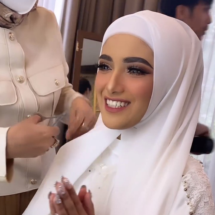 <p>Sebelum menikah, Nadya juga sempat mengunggah pas foto berlatar biru dirinya dan Iqbal di media sosial. Unggahan foto ini menguatkan dugaan keduanya akan segera menikah, Bunda. (Foto: Instagram @satriodewandoro)</p>