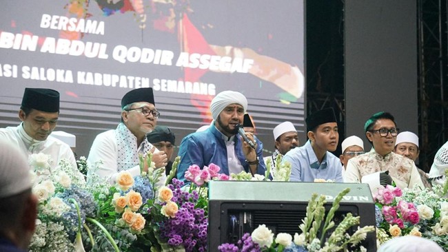 Ketua Umum PAN, Zulkifli Hasan, bersama Gibran menghadiri acara Semarang Bersholawat di Saloka Park, Semarang, Jawa Tengah, Kamis (23/11).
