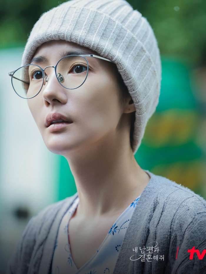 Dalam drama tersebut, ia berperan sebagai Kang Ji Won yang menderita penyakit kanker. Bahkan, ia menyaksikan sendiri perselingkuhan antara suami dan sahabatnya sendiri./ Foto: tvN