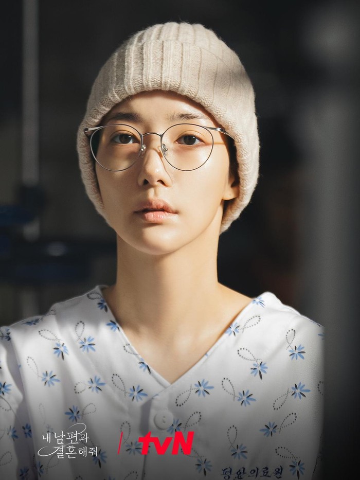 Dari beberapa still cut yang sudah dirilis, Park Min Young sukses membuat publik pangling dengan penglihatannya. Bahkan, sang aktris juga menurunkan banyak berat badan demi perannya, Beauties./ Foto: tvN