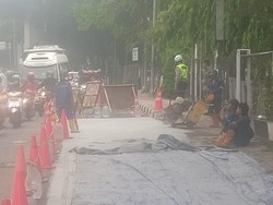 Ada Perbaikan Jalan di Depan RS Harapan Kita, Lalin Arah Semanggi Padat