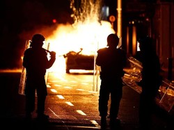 Dublin Rusuh Usai Anak-anak Ditikam, Mobil Polisi Dibakar
