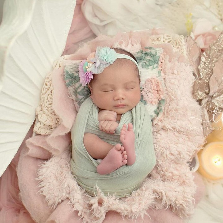 <p>Selain tema salon, Azura juga melakukan <em>newborn photoshoot</em> dengan tema bunga nih, Bunda. Dirinya dibungkus dengan kain hijau dan terlihat cantik dengan tambahan bando bunga warna senada. (Foto: Instagram: @attahalilintar)</p>