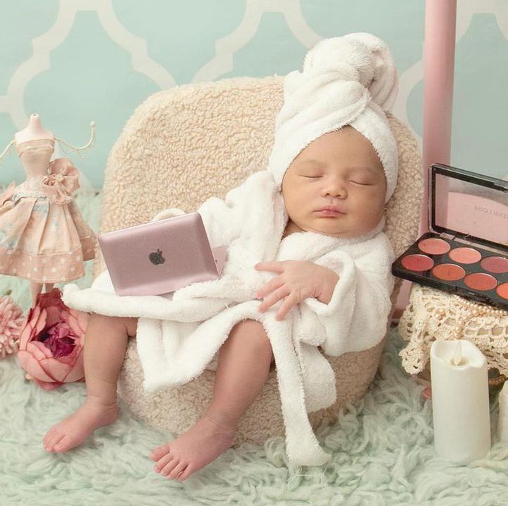 <p>Beberapa hari setelah dilahirkan, Azura pun melakukan <em>newborn photoshoot</em>, Bunda. Salah satu tema yang digunakan adalah salon. (Foto: Instagram: @attahalilintar)</p>