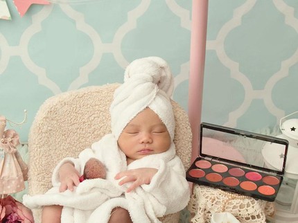7 Potret Azura Putri Kedua Aurel dan Atta, Gemas saat Lakukan Newborn Photoshoot