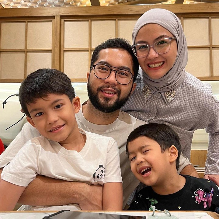 <p>Revalina S Temat menikah dengan Rendy Aditya Gunawan sejak 2015, Bunda. Dalam pernikahan ini, keduanya dikaruniai dua orang anak laki-laki yang diberi nama Rihga Sadiwasakti Rabbani dan Rajendra Satya Razzani.(Foto: Instagram @vatemat)<br /><br /><br /></p>