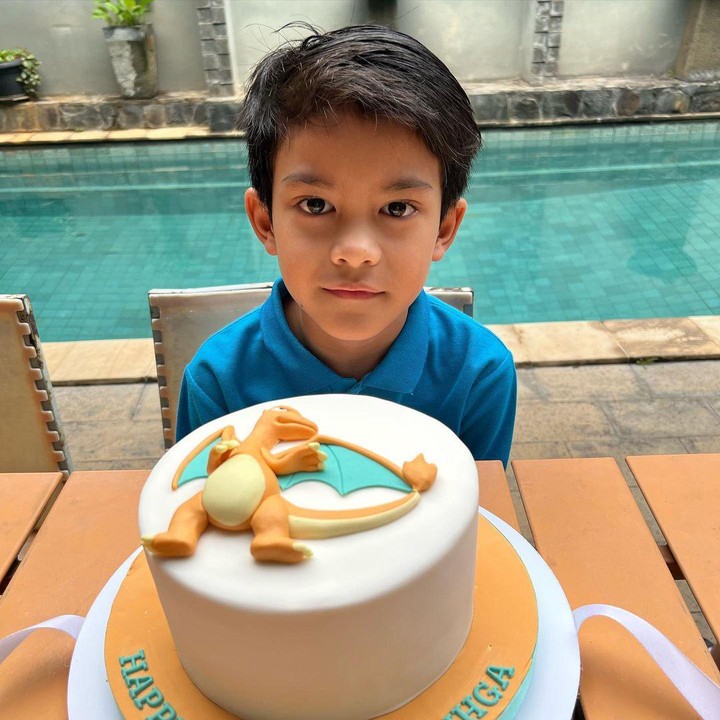 <p>Akang Rahga sudah terlihat ganteng sejak masih kecil. Berikut potret ulang tahunnya yang ke-7 pada 2017. (Foto: Instagram @vatemat)<br /><br /><br /></p>