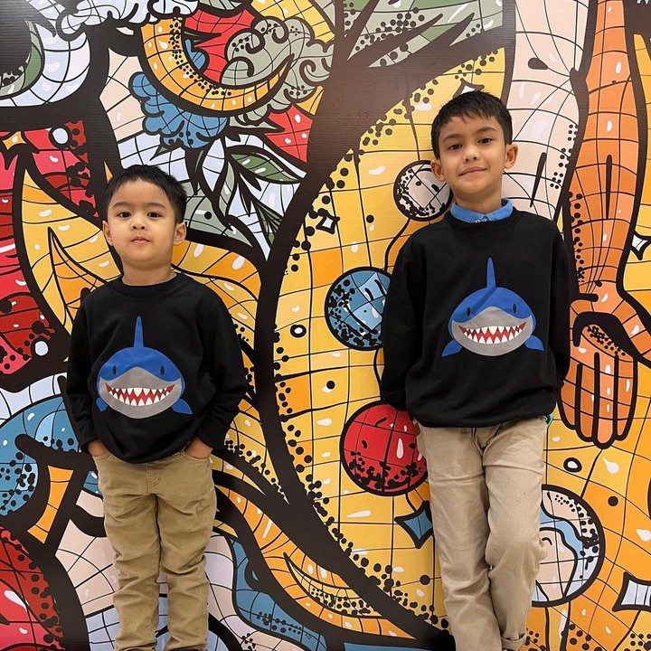 <p>Melalui media sosial Instagram, sang ibunda kerap membagikan potret anak-anaknya. Ini termasuk momen saat Akang Rahga di sekolah. Gayanya pun keren dan cukup memikat ya, Bunda. (Foto: Instagram @vatemat)<br /><br /><br /></p>