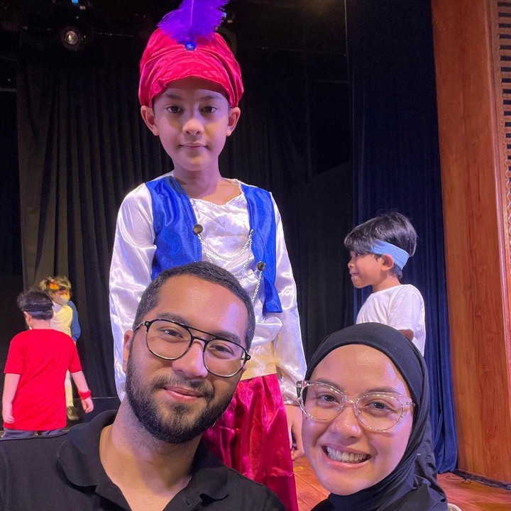 <p>Diketahui, Akang Rahga ternyata aktif di sekolahnya. Ia sering tampil di atas panggung untuk drama musikal dan menari, lho. (Foto: Instagram @vatemat)<br /><br /><br /></p>