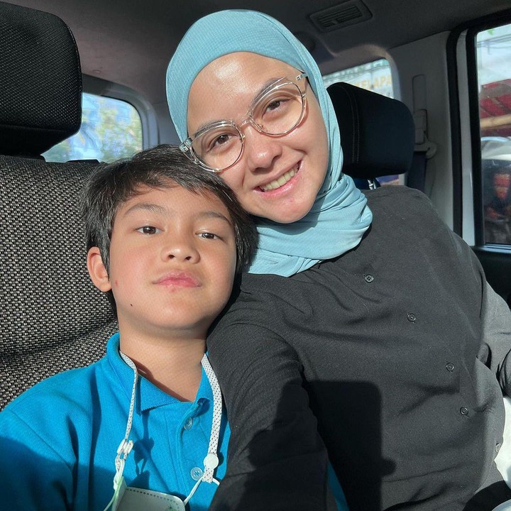 <p>Si sulung Rihga berhasil menarik perhatian nih, Bunda. Bocah yang disapa dengan panggilan Akang ini berparas ganteng. (Foto: Instagram @vatemat)<br /><br /><br /></p>