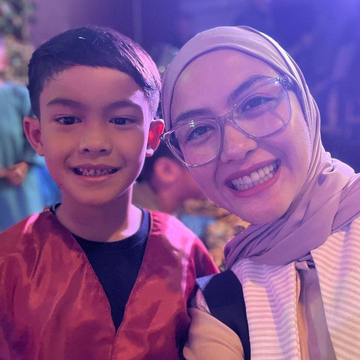 <p>Sebagai ibunda, Revalina sering mengaku bangga. Apalagi, Akang Rahga selalu terlihat percaya diri saat sedang tampil. (Foto: Instagram @vatemat)<br /><br /><br /></p>