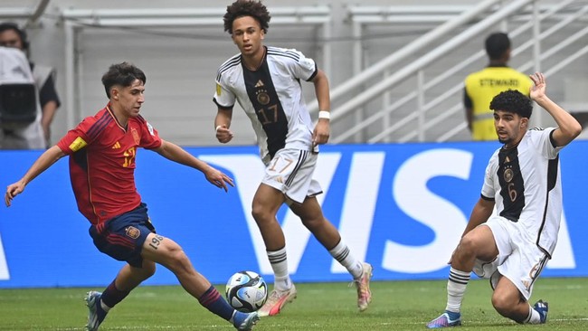 Duel Spanyol vs Jerman pada babak pertama laga perempat final Piala Dunia U-17 berakhir imbang 0-0 di Jakarta International Stadium (JIS), Jumat (24/11).
