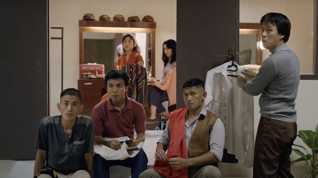 Review Srimulat Hidup Memang Komedi: di tengah situasi yang berbeda dibanding film pertama, penampilan pemain asli Srimulat menyelamatkan film ini.