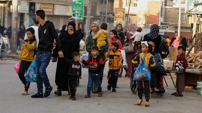 Warga Gaza utara, Palestina, ramai-ramai pulang ke rumah di hari pertama gencatan senjata Israel-Hamas diterapkan pada Jumat (24/11).