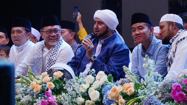 Partai Amanat Nasional (PAN) mengajak masyarakat mendoakan Palestina dalam acara selawat bersama yang juga dihadiri Habib Syech Abdul Qadir Assegaf di Semarang.