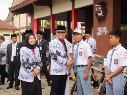 Hari Guru, Bupati Kebumen Bagikan Hadiah 32 Sepeda untuk Siswa Berprestasi
