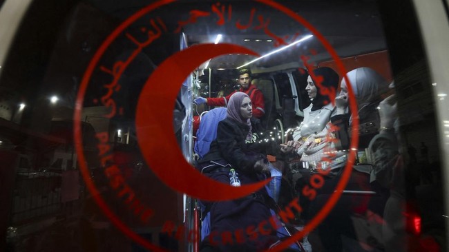 Pasukan Israel meluncurkan gas air mata ke bus yang mengangkut tahanan Palestina yang akan dibebaskan saat gencatan senjata, Kamis (30/11).
