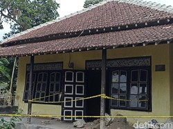 Momen Handono Jalani Rekonstruksi Bunuh-Kubur Fitriani di Dalam Rumah