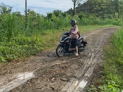 Berada di KEK Mandalika, Jalan ke SD/SMP 6 Satap Mekar Sari Memprihatinkan