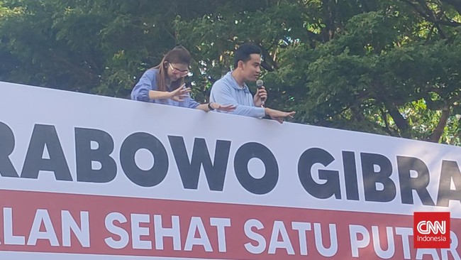 Didampingi istrinya, Gibran Rakabuming mengikuti acara jalan sehat satu putaran di Makassar.
