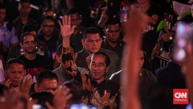 Kala Jokowi Hadiahi Guru Jabatan Kepsek dan Sepeda