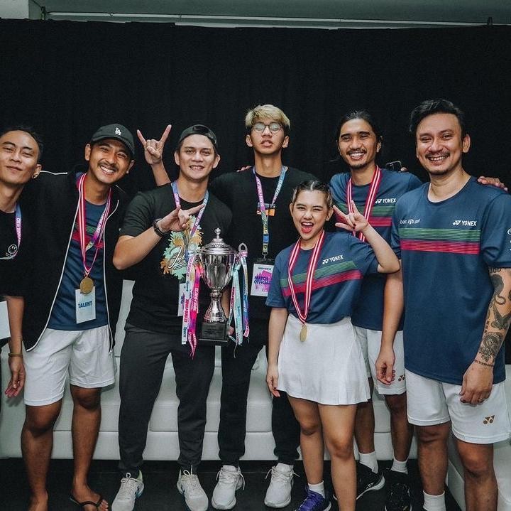 <p>Tak hanya itu, Ayman dikabarkan juga sempat menjadi pedamping pelatih sang Ayah saat bermain di Tepok Bulu bareng Vincent, yang kala itu melawan artis Malaysia. "Tepok Bulu'23," tulis Ayman kala berpose bersama sang Ayah dan pemain Tepok Bulu lainnya. (Foto: Instagram: @aymanmodjo)</p>
