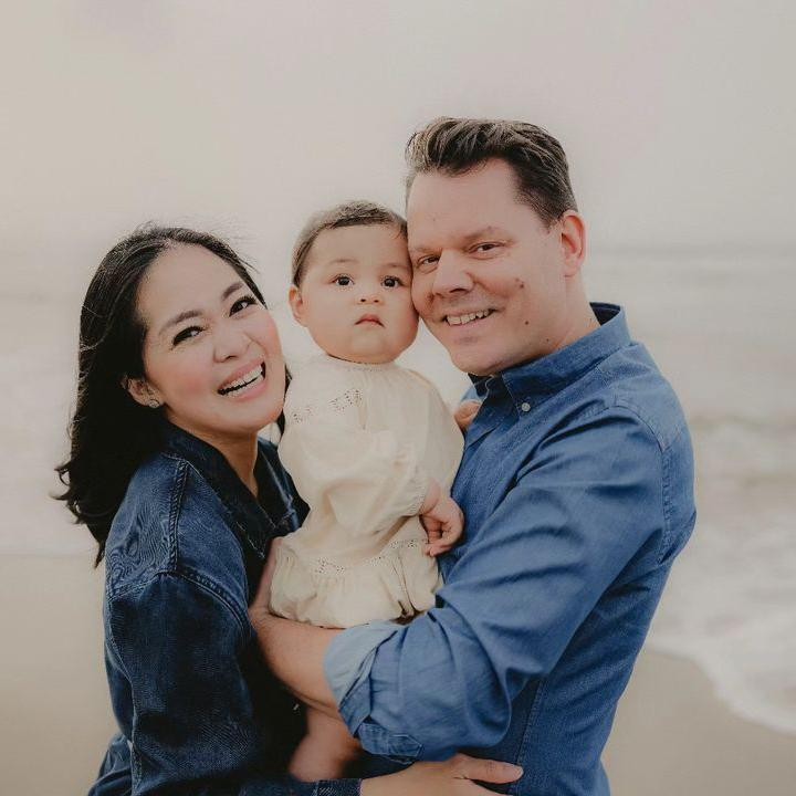 <p>"Selamat ulang tahun pernikahan sayang. 2 Tahun yang banyak cerita hebat, termasuk sah 1 tahun jadi orang tua. Terus sama-sama ya. Doakan keluarga kecil ini ya teman-teman. Aku mencintaimu sayang. Kami mencintaimu," kata Gracia pada laman Instagram-nya. (Foto: Instagram: @graciaz14)</p>