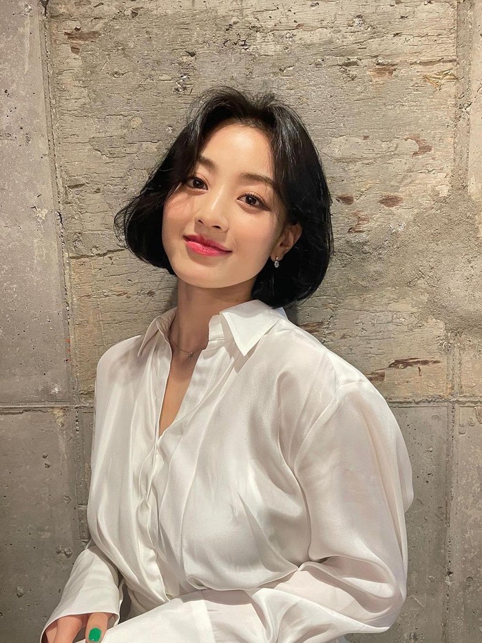 Visual Jihyo TWICE terlihat sangat cocok dengan rambut pendeknya. Keimutan dan wajahnya yang tampak polos, sangat terpancar melalui potongan rambut tersebut. Mata yang besar dan senyuman manisnya semakin menambah pesona yang dimiliki./Foto: instagram.com/_zyozyo