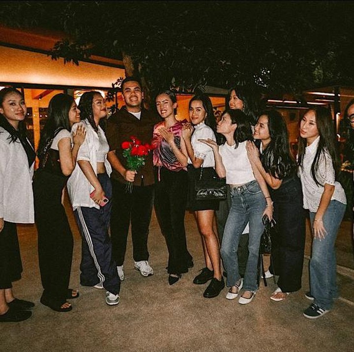 <p>Dalam acara lamaran tersebut, turut hadir pula teman-teman dari Nabila dan Ivan. Nabila pun mengucapkan terima kasih kepada mereka yang sudah hadir dan terlibat dalam lamaran ini. (Foto: Instagram: @nabilasudiro)</p>
