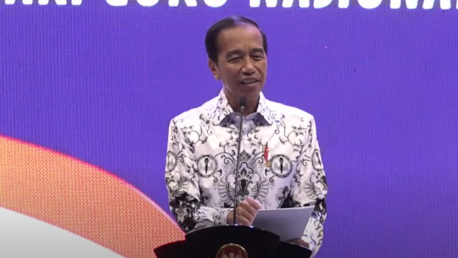 Jokowi pamer 'Mama Muda' di acara BRI Microfinance Outlook 2024. Ia senang betul karena Mama Muda bagus dan bisa diekspor.