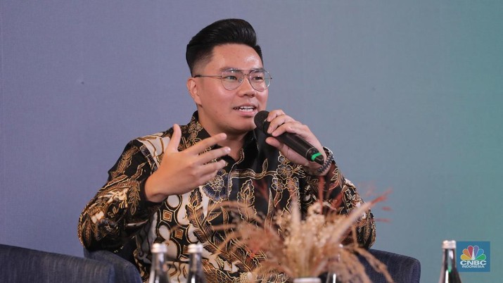 Professional Trader, Dennis SLL memberikan pemaparan dalam acara Kelas Cuan bersama Finex di ALILA SCBD, Jakarta, Sabtu (25/11/2023). (CNBC Indonesia/Faisal Rahman)
