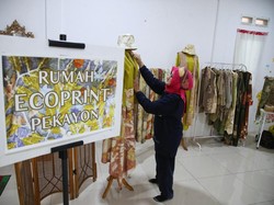 Melalui Ecoprint, Ibu-ibu KBA Pekayon Hasilkan Kain Motif Bernilai Tinggi