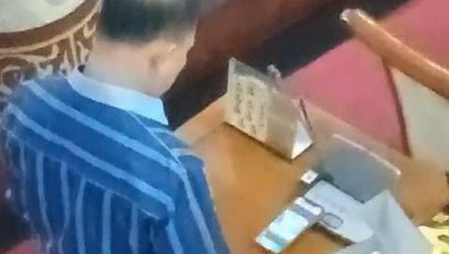 Ini Sosok Anggota Dprd Yang Viral Diduga Main Judi Online Saat Rapat Paripurna 4944