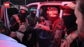 VIDEO: Momen Hamas Bebaskan Sandera di Hari Pertama Gencatan Senjata