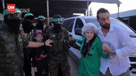 VIDEO: Momen Militan Hamas Bebaskan Sandera Warga Israel