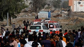 FOTO: Truk Bantuan Masuk Gaza di Hari Pertama Gencatan Senjata