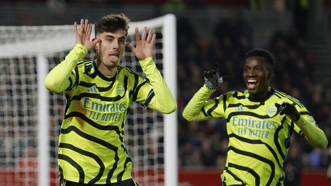 Arsenal naik ke puncak klasemen setelah menang 1-0 atas Brentford pada pekan ke-13 Liga Inggris di Community Stadium, Minggu (26/11) dini hari WIB.