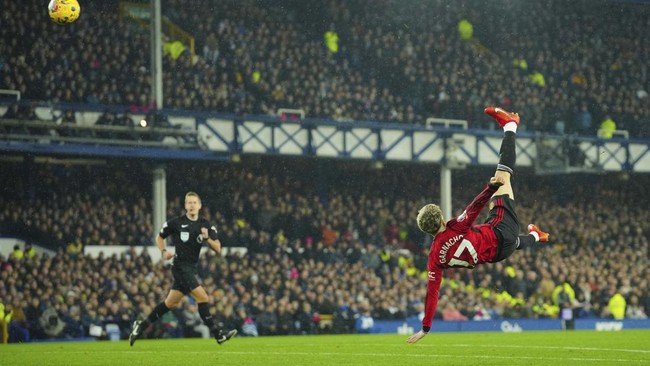 Winger Manchester United Alejandro Garnacho mengaku tidak percaya bisa mencetak gol salto spektakuler ke gawang Everton, Minggu (26/11).