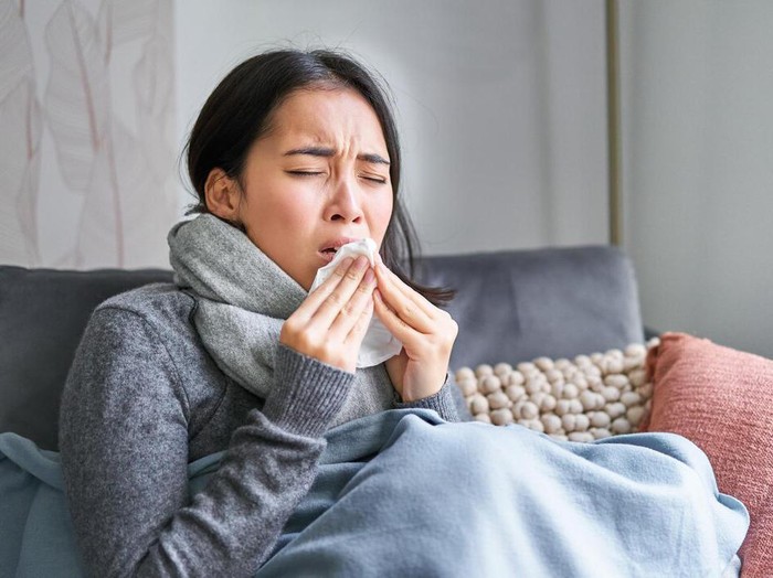 Ilustrasi perempuan yang sedang sakit/Foto: Freepik.com/benzoix