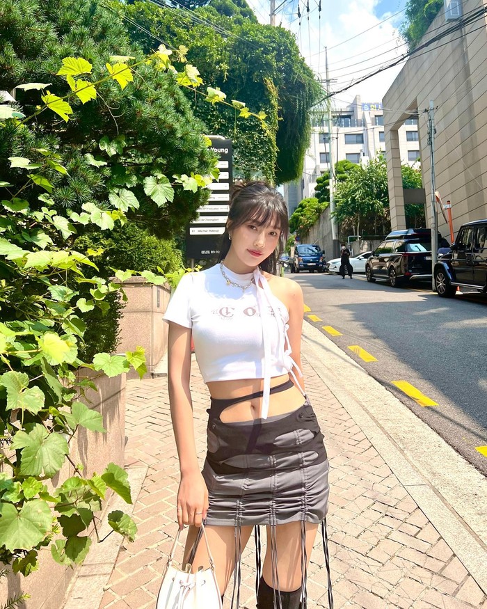 Joy selalu mencuri perhatian ketika tampil di depan kamera. Tentu banyak outfit keren yang cocok untuk digunakan nonton konser. Seperti paduan crop top dan mini skirt dengan aksen rumbai satu ini./ Foto: instagram.com/_imyour_joy