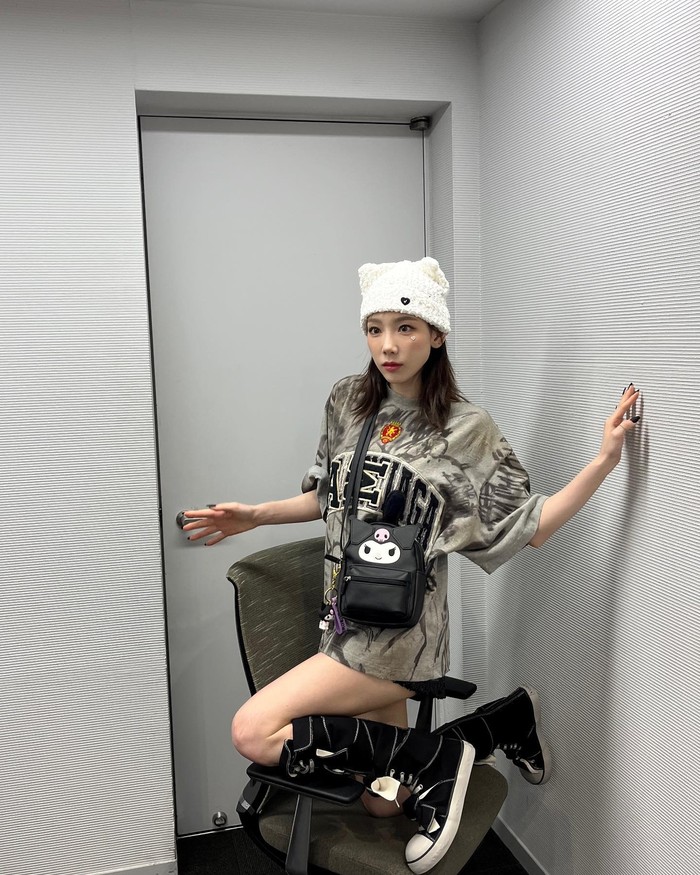 Kaos oversize dengan celana pendek bisa juga jadi rekomendasi loh. Nah, ide dari Taeyeon ini sangat cocok untuk nonton konser di indonesia. Apalagi saat musim panas./ Foto: instagram.com/taeyeon_ss