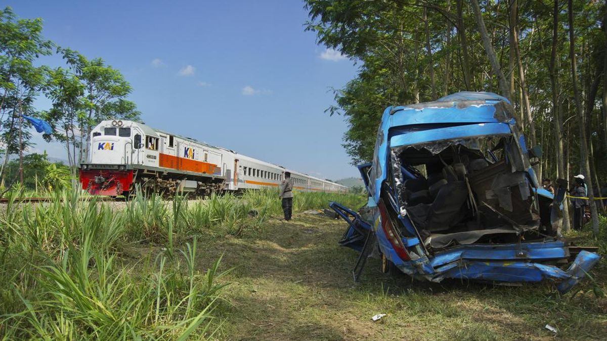 Kereta Pandalungan Tabrak Mobil di Grobogan Jateng, Tiga Orang Tewas