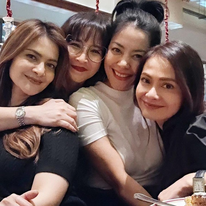 <p>Meskipun masing-masing sudah berusia kepala 4, namun tak dapat dipungkiri, baik Lulu Tobing, Ersa Mayori, Novita Angie, maupun Cut Tary, sama-sama terlihat awet muda ya, Bunda. (Foto: Instagram @lulutobing)</p>