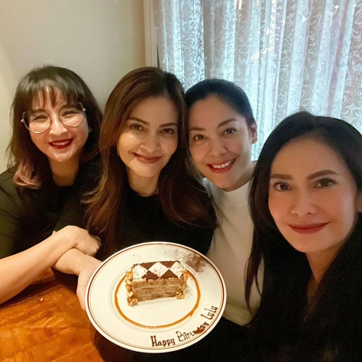 <p>Momen tersebut ia bagikan di akun Instagram pribadi. Dalam unggahan tersebut, perempuan berusia 46 tahun ini merayakan ulang tahun bersama Ersa Mayori, Cut Tary, dan Novita Angie. "Geng Gadsam (Gadis Sampul) cantik," komentar Happy Salma. (Foto: Instagram @lulutobing)<br /><br /><br /></p>